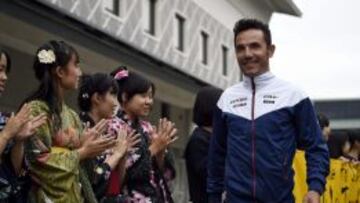 Joaquim Rodr&iacute;guez es recibido por un grupo de estudiantes a su llegada a Omiya Budokan, en Saitama.