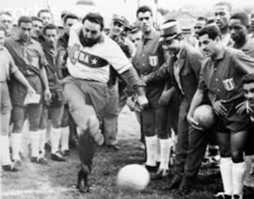 Fidel Castro golpeando una pelota con su pierna izquierda.