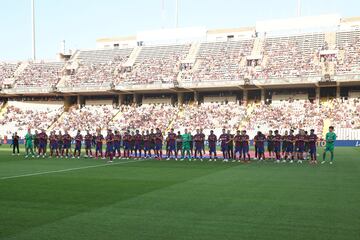 Sergi Roberto, uno de los capitanes del FC Barcelona, se dirige a los aficionados en la presentación del LVIII Trofeo Joan Gamper.