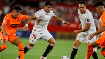 SEVILLA , 11/08/2023.- El defensa argentino del Sevilla Marcos Acuña (2i) pelea una posesión con el centrocampista portugués del Valencia André Almeida (i) durante el partido de LaLiga disputado este viernes en el estadio Sánchez Pizjuán de Sevilla. EFE/José Manuel Vidal
