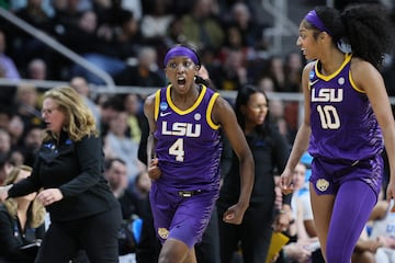 Flau'jae Johnson celebra una canasta durante un partido de los últimos playoffs de la NCAA.