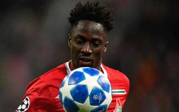 Lokomotiv Moscow's Portuguese forward Eder eyes the ball during the UEFA Champions League group D football match between FC Lokomotiv Moscow and FC Schalke 04 at the RZD Arena in Moscow on October 3, 2018.