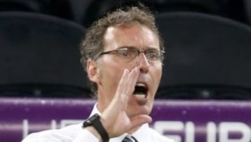 Blanc da órdenes a sus jugadores en el encuentro ante Ucrania.