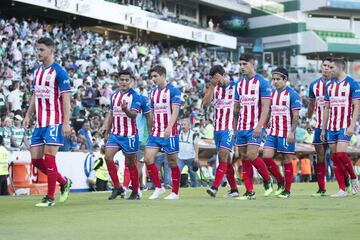 En el décimo partido de Tomás Boy al frente del Chiverío, los rojiblancos cosecharon su octava derrota. Santos Laguna le arrebató los tres puntos a Chivas con goles de Brian Lozano, Matheus Doria y Julio Furch. 