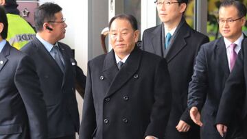 Kim Yong Chol sale de su hotel en Se&uacute;l.