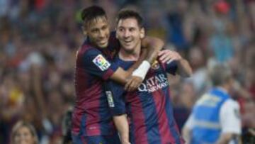 Neymar celebra un gol junto a Messi