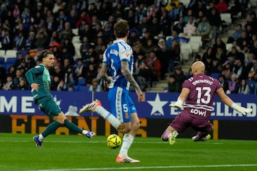 Boyé aleja al Alavés del incendio y apaga la llama del Espanyol