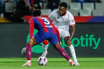I?aki Williams controla un bal¨®n.