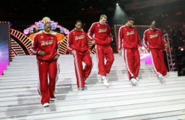 Tim Duncan junto a Kobe Bryant, Tracy McGrady, Dirk Nowitzki y Kevin Garnett, el quinteto del Oeste en el All Star de 2007.