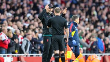LONDON, ENGLAND - OCTOBER 09: Head Coach Jurgen Klopp complains to Referees Assistant during the Premier League match between Arsenal FC and Liverpool FC at Emirates Stadium on October 09, 2022 in London, England. (Photo by Robin Jones/Getty Images)
