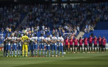 Los jugadores del RCD Espanyol y de la UD Almería durante el minuto de silencio que se guardó en memoria del exentrenador del FC Barcelona Tito Vilanova antes de inicio del partido entre ambos conjuntos, correspondiente a la 35ª jornada de Liga BBVA, disputado esta mañana en Cornellá-El Prat.