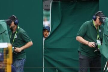 Un pequeño aficionado observa atento uno de los partidos de Wimbledon. 