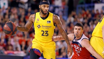 GRAF5627. MANRESA (BARCELONA), 08/12/2019.- El base estadounidense del Barcelona Malcolm Delaney (i) conduce el balón ante la presión del base Dani Pérez del Baxi Manresa, en el partido de la duodécima jornada de Liga Endesa, que se disputa en el pabellón Nou Congost de Manresa. EFE/Susanna Sáez