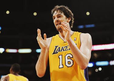 El mejor jugador español de todos los tiempos anunció su adiós definitivo del baloncesto el pasado 5 de octubre con un palmarés envidiable en la NBA: seis veces all star, cuatro presencias en el mejor equipo de la Liga, rookie del año y dos anillos de campeón juntos a su hermano Koby Bryant en Los Angeles Lakers, franquicia a la que llegó desde Memphis Grizzlies en un traspaso que cambió la historia de nuestro baloncesto… y la suya: su dorsal será elevado al cielo del Staples Center. Algo imposible en una organización tan enorme como la angelina. Chicago, San Antonio y Milwaukee también disfrutaron de su calidad. 