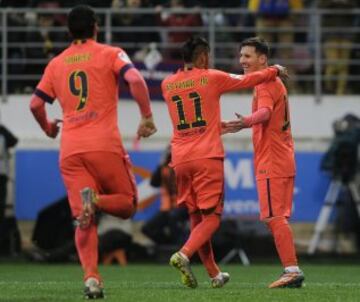 El delantero argentino del FC Barcelona Lionel Messi celebra con su compañero, el brasileño Neymar jr., el gol marcado al Eibar de penalti 