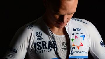 Chris Froome posa con el maillot del Israel Start-Up Nation.