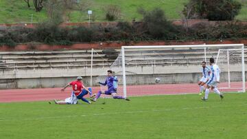 Brayan trata de superar al portero Adri Víctores durante el partido que disputaron el Real Aranjuez CF y el CD Leganés B en el estadio de El Deleite, correspondiente a la Jornada 14 en el Grupo 7-B de Tercera División.