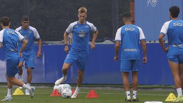 Arnau Comas durante un entrenamiento del Deportivo.