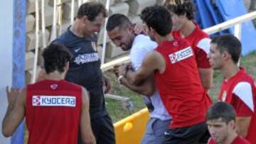 Asenjo acudi&oacute; ayer al entrenamiento de la tarde para decir adi&oacute;s a sus compa&ntilde;eros.