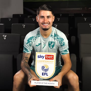 Borja Sainz, jugador del Norwich City, posa con el trofeo de 'Jugador del Mes' de la Championship.