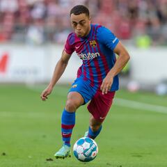 Dani Alves aprueba a Sergiño Dest como su reemplazo en Barcelona