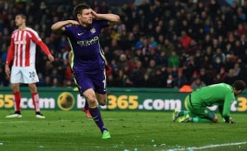 1-2. Stoke City-Manchester City. Milner celebró el segundo tanto.

