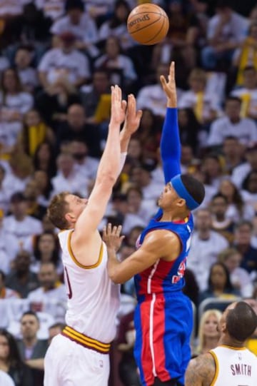 Tobias Harris y Timofey Mozgov.