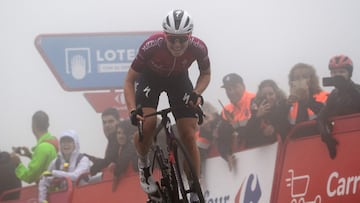 La ciclista neerlandesa Demi Vollering llega a la meta de los Lagos de Covadonga en la s¨¦ptima y ¨²ltima etapa de La Vuelta Femenina 2023.