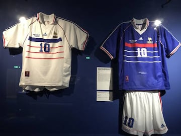 Las camisetas de Zidane en el Mundial del 98 en la exposición.