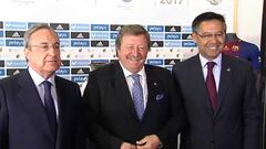 Cara de pocos amigos de Florentino en la foto con el trofeo