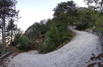 Longitud: 7,2 km / Pendiente media: 17,3% / Rampas máximas: 45% / Desnivel: 1.317 m. Como extra, probablemente la ascensión más salvaje y brutal del mundo. Ubicada en el Trentino italiano, Malga Palazzo es una subida terrible, con rampas que rozan lo inhumano y que tanto muchos cicloturistas como profesionales califican de imposible. Aun así, algún valiente comparte de vez en cuando en redes sociales las imágenes de su ascenso por un Malga Palazzo que bien podría aventurarse como final de etapa en el profesionalismo algún día.