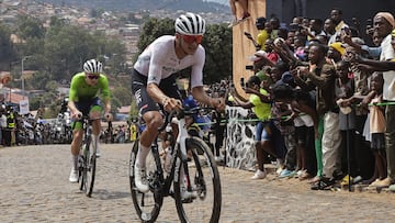 KIGALI (Rwanda), 28/09/2025.- Tadej Pogacar (L) from Slovenia and Isaac Del Toro of Mexico compete in the Elite Men race at the UCI Road Cycling World Championships in Kigali, Rwanda, 28 September 2025. (Ciclismo, Ruanda, Eslovenia) EFE/EPA/KIM LUDBROOK