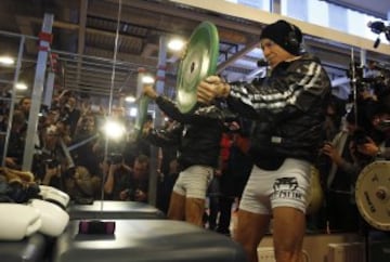 El actor y boxeador estadounidense Mickey Rourke (d) posa durante un entrenamiento en Moscú, Rusia, hoy, miércoles 26 de noviembre de 2014. A sus 62 años, Rourke volverá a subirse a un ring el próximo 28 de noviembre en Moscú para enfrentarse en un combate contra su compatriota Elliot Seymour, de 29 años.  