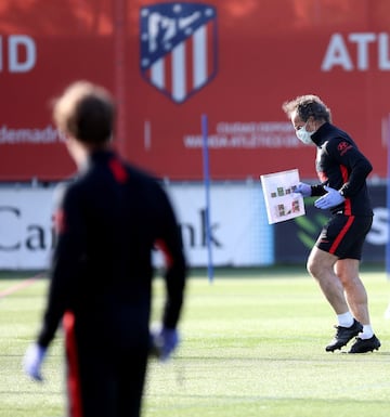 El preparador físico indica los ejercicios a los futbolistas