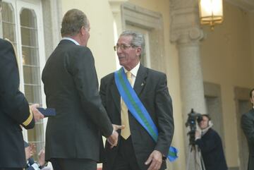 Federico Martín Bahamontes recibe la Gran Cruz de la Real Orden del Mérito Deportivo de manos del rey Juan Carlos I en el año 2003.