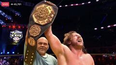 Kenny Omega festeja el triunfo con el Megacampeonato