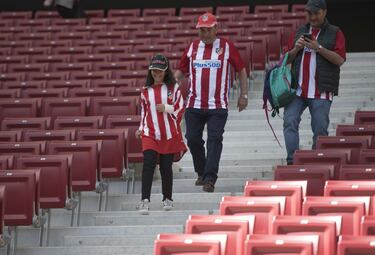 La afición del Atlético de Madrid llenó el estadio para ver el partido de fútbol femenino entre Atleti y Barça.