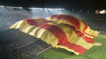 Senyera récord. El 25 de agosto de 2004, con Laporta en la presidencia, se desplegó la senyera más grande de la historia en el Camp Nou.