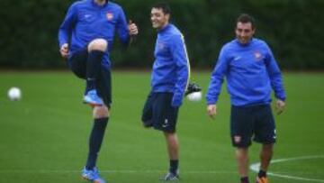 ILUSIONADOS. El gigante Mertesacker, Özil y Cazorla podrían ser titulares en el partido de esta noche ante el Chelsea en el Emirates.