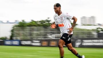 Yony Gonz&aacute;lez durante un entrenamiento con Corinthians.