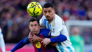 BARCELONA, 25/01/2026.- Robert Lewandowski (i), del FC Barcelona, y David Carmo, del Real Oviedo, durante el partido de LaLiga disputado entre el FC Barcelona y el Real Oviedo este domingo en el Camp Nou en Barcelona. EFE/Alejandro García