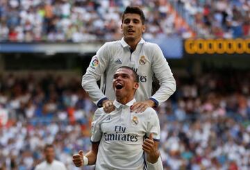 Football Soccer - Spanish Liga Santander - Real Madrid v Osasuna- Santiago Bernabeu, Madrid, Spain 10/09/16. Real Madrid's Pepe celebrates his first goal with his teammate Alvaro Morata (top) during the match.