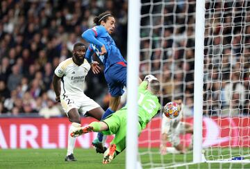 Antonio Rüdiger observa como Andriy Lunin encima y evita el remate de Yussuf Poulsen.