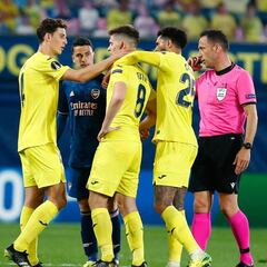 El Villarreal, enfadado con el penalti: "Saka le da la patada a Trigueros"