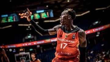 Dennis Schroder celebra una canasta de Alemania ante Georgia.