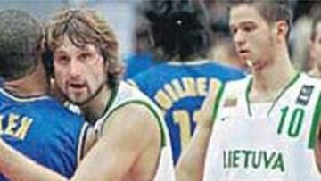 <b>A CASA. </b>Macijauskas consuela a un brasileño tras el partido.