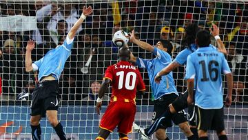 Mano de Luis Su&aacute;rez en el &uacute;ltimo minuto de la pr&oacute;rroga ante Ghana, en los cuartos de final del Mundial de 2010.