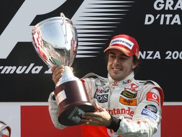 Triunfo en Monza por delante de Hamilton y Raikkonen que comprimía el Mundial, liderado por Lewis seguido de Fernando y Kimi. Quedaban cuatro carreras y el finlandés ganaría tres de ellas para proclamarse campeón aprovechándose de los errores del británico en China y Brasil. McLaren apostó por el ‘rookie’ y perdió el Mundial. 