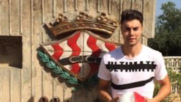 José Naranjo posa delante del monumento del Nàstic.