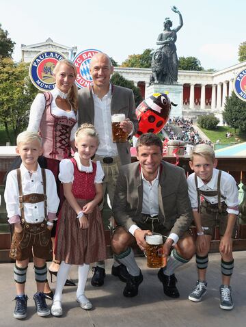 Arjen Robben con su familia y Thomas Mueller